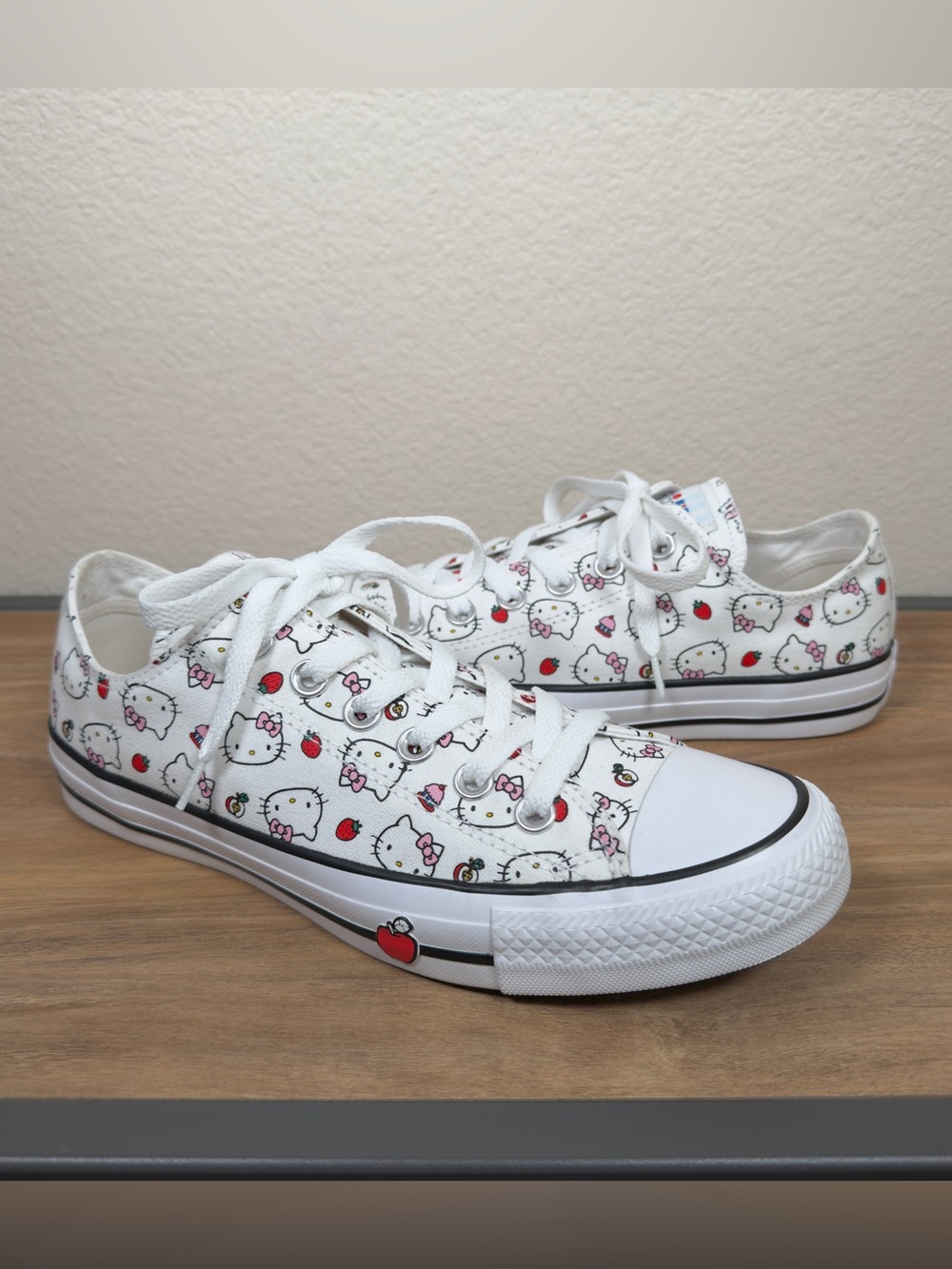 Converse Chuck Taylor Hello Kitty Low Top White Shoes 163916F Women's 8 Men's 6 - Picture 2 of 16